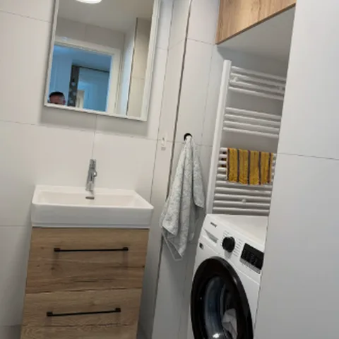 Koupelnová skříňka pod umyvadlo a skříňka nad pračkou