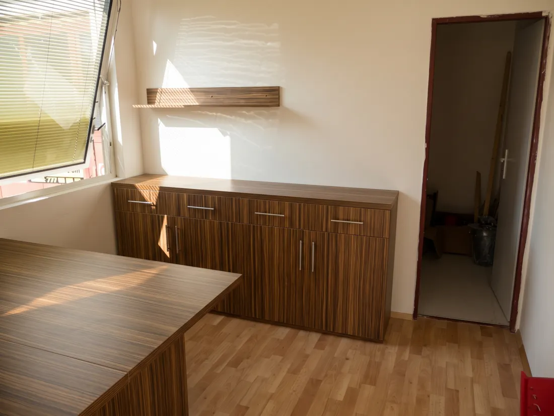 Kancelářský nábytek s pracovním stolem a skříňkami